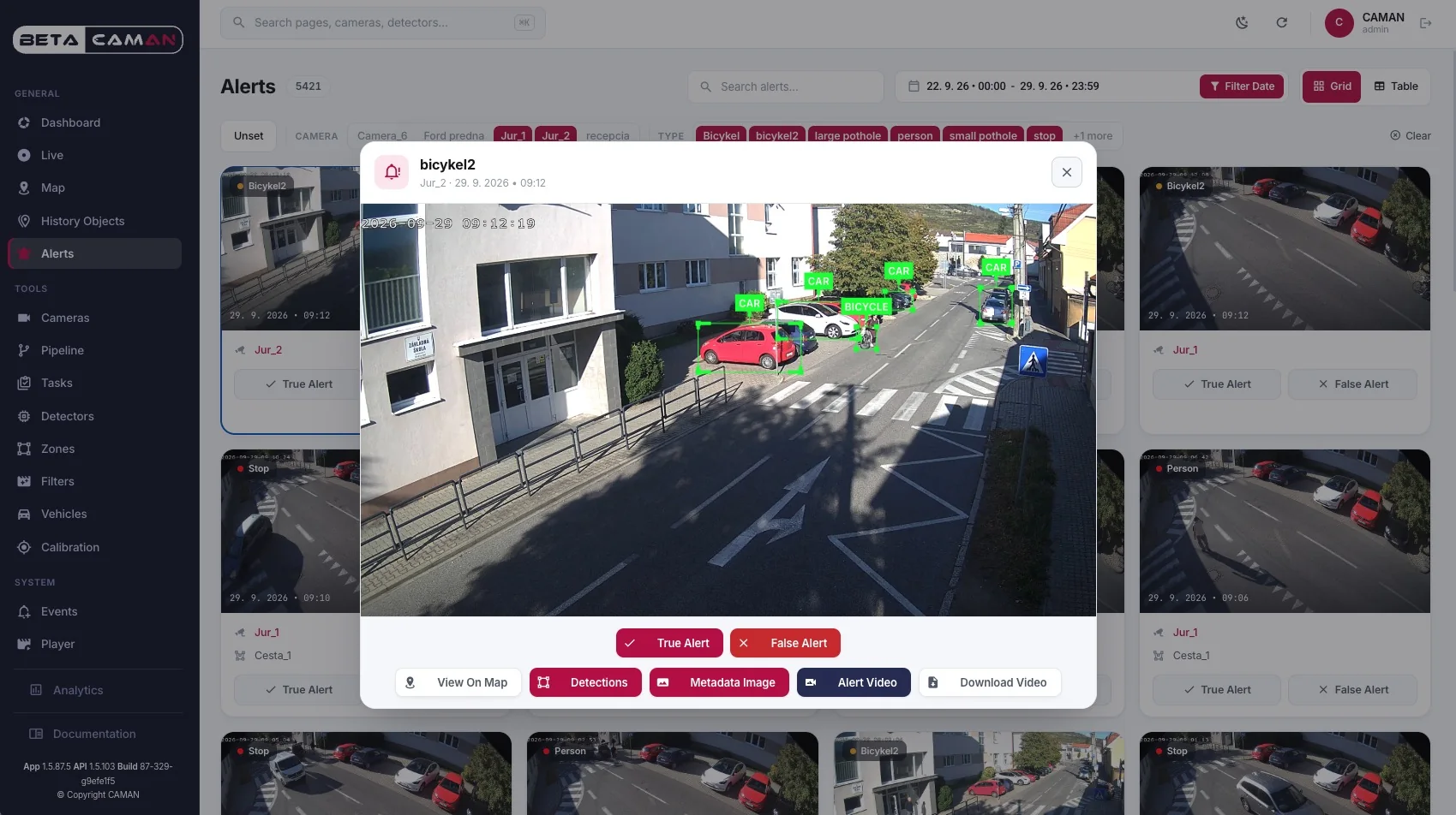 Upozornenie na cyklistu na križovatke otvorené v konzole CAMAN s tlačidlami na označenie pravdivého alebo nepravdivého upozornenia